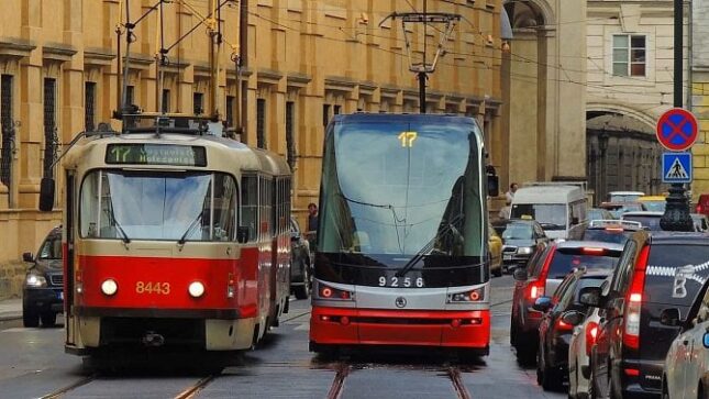 Kdy Vám musí dopravní podnik uhradit škodu, pokud jste se zranili při pádu v tramvaji?